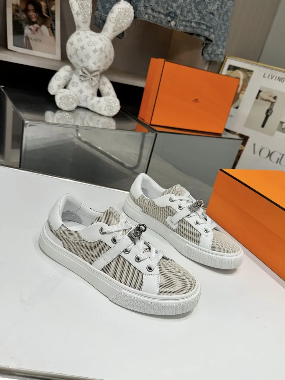 Men's Men's Shoes💰620❤️❤️❤️HERMES 2021 latest Kelly buckle white sneakers are online! The highest version on the market! Purchasing level quality! The H family rarely produces flat casual shoes, and they are styled with classic palladium-plated Kelly shoe buckles! Create a fashionable urban look that perfectly embodies the noble and elegant style of Hermès! Material selection: Fabric imported cowhide, lining + foot pads imported sheepskin, original molded TPU outsole, heavy gold molded kelly buckle full of texture Size: Female: 35-41 (41 is not returnable) Male: 39-45 (45 is not returnable)